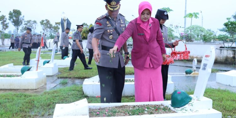 HUT Bhayangkara Ke 77, Polres Inhil Gelar Ziarah dan Tabur Bunga di TMP Yudha Bhakti Tembilahan